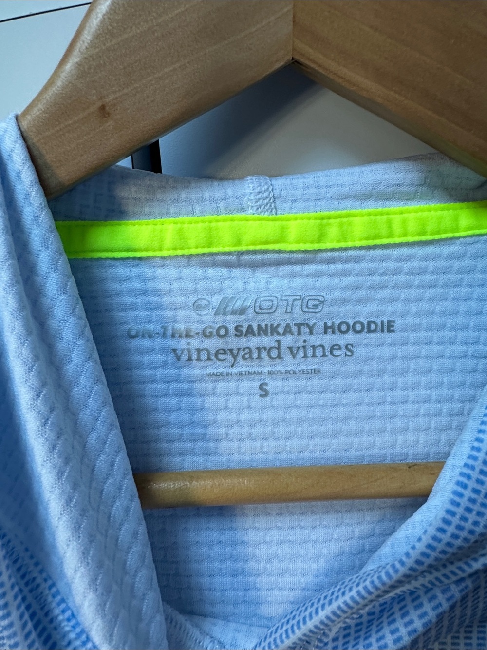 Vineyard Vines Men’s Light Blue Hooded Performance Top on the go Sankaty hoodie - Picture 3 of 9